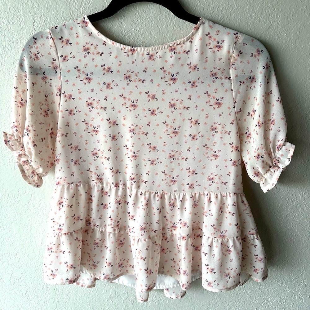🌸 Paper Crane Floral Ruffle Peplum Blouse – Feminine & Flowy! 🌸